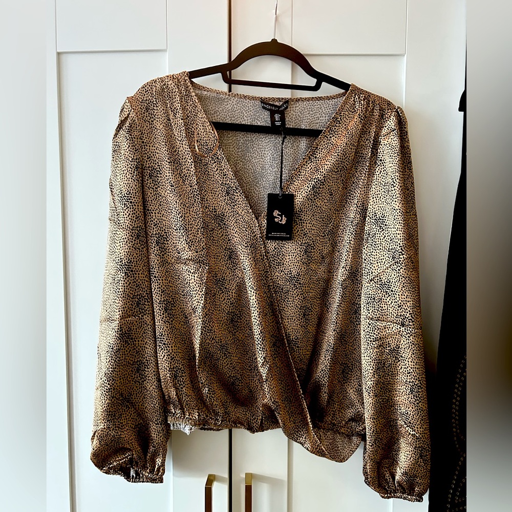 Beautiful satin like gold and black top perfect for the holidays!